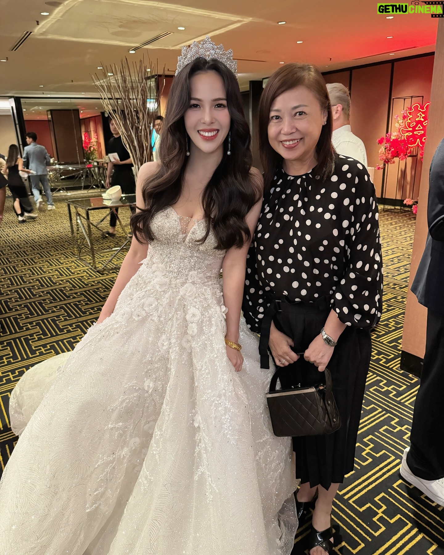 Xiang Yun - 2.6K Likes - 恭喜Simon & Chloe !祝新婚快乐、早生贵子、幸福美满。🥂🥂🥂
一天赶三场宴席,7月19日是个良辰吉日,💕💕🎉