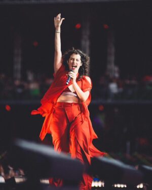 Ximena Sariñana Instagram - Sigo sin procesar lo que pasó ayer. Demasiado agradecida con todas las personas que hicieron este sueño posible, pero más agradecida por todas las personas que se reunieron ayer a celebrar el talento femenino. Me llena de esperanza, emoción y orgullo ver qué crece después de @festivalHeraHSBC . Gracias equipo mío, gracias equipo de @festivalHeraHSBC y gracias a ti por vivirlo conmigo.

📷 @javierpaniaguaoficial   @apanauu
