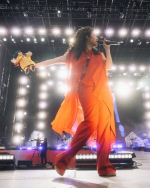 Ximena Sariñana Instagram - Sigo sin procesar lo que pasó ayer. Demasiado agradecida con todas las personas que hicieron este sueño posible, pero más agradecida por todas las personas que se reunieron ayer a celebrar el talento femenino. Me llena de esperanza, emoción y orgullo ver qué crece después de @festivalHeraHSBC . Gracias equipo mío, gracias equipo de @festivalHeraHSBC y gracias a ti por vivirlo conmigo.

📷 @javierpaniaguaoficial   @apanauu