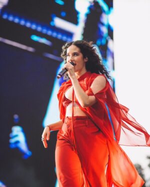 Ximena Sariñana Instagram - Sigo sin procesar lo que pasó ayer. Demasiado agradecida con todas las personas que hicieron este sueño posible, pero más agradecida por todas las personas que se reunieron ayer a celebrar el talento femenino. Me llena de esperanza, emoción y orgullo ver qué crece después de @festivalHeraHSBC . Gracias equipo mío, gracias equipo de @festivalHeraHSBC y gracias a ti por vivirlo conmigo.

📷 @javierpaniaguaoficial   @apanauu