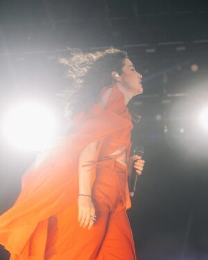 Ximena Sariñana Instagram - Sigo sin procesar lo que pasó ayer. Demasiado agradecida con todas las personas que hicieron este sueño posible, pero más agradecida por todas las personas que se reunieron ayer a celebrar el talento femenino. Me llena de esperanza, emoción y orgullo ver qué crece después de @festivalHeraHSBC . Gracias equipo mío, gracias equipo de @festivalHeraHSBC y gracias a ti por vivirlo conmigo.

📷 @javierpaniaguaoficial   @apanauu