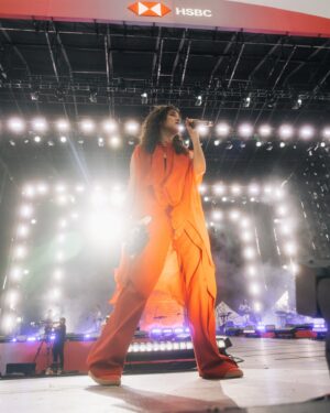 Ximena Sariñana Instagram - Sigo sin procesar lo que pasó ayer. Demasiado agradecida con todas las personas que hicieron este sueño posible, pero más agradecida por todas las personas que se reunieron ayer a celebrar el talento femenino. Me llena de esperanza, emoción y orgullo ver qué crece después de @festivalHeraHSBC . Gracias equipo mío, gracias equipo de @festivalHeraHSBC y gracias a ti por vivirlo conmigo.

📷 @javierpaniaguaoficial   @apanauu