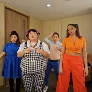 Xixi Lim Instagram - Our impromptu attempt on malatanghulu!  Pls also enjoy my loud singing and cues 😂😆 

TANG TANG HULU HULU~