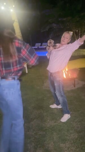 Xuxa Instagram - Um pouco do arraiá q fizemos esse fds... eu nem me diverti, né? @sashameneghel @junnoandrade 💋💋❌