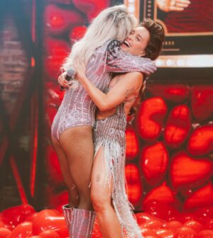 Xuxa Instagram - Hoje foi um dia para ficar na memória! Parabéns, miglez, por mais um momento incrível que compartilhamos juntas. Sua amizade é um presente que levo comigo a cada passo. Agradeço de coração ao meu amor, Luciano, pelo convite e pela insistência em me trazer para essa aventura. Você é o parceiro que escolhi para a vida, e sou eternamente grata por isso