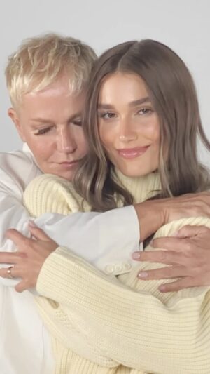 Xuxa Instagram - Minha menina linda @sashameneghel 🎂🎉😍
Quero muito que vc seja eternamente feliz!
Que Deus nunca largue suas mãos, ofereça aqueles abraços que as vezes vc precisa, aquele colo que só ele sabe dar.
Sei que a vovó Aldinha, vô, teus tios (Mara e Cira) e Maria gostariam de dizer feliz niver pra vc, mas como vc sabe que tenho uma relação de muita intimidade com o “cara lá de cima”, ele fará que essas energias lindas e puras estejam com vc.
Sashita meu anjo, olhar pra vc é ter a certeza que Deus me ama, ver vc feliz é a minha meta de vida, que João, (e sua família) Mondepars, seus velhos e novos amigos, Bellinha te encha de mimos, e quando alguém te perguntar como vc é diga: Sou o orgulho da minha mãe, sou uma guerreira e vou conseguir tudo que eu quiser nessa vida, pq Deus quer assim. 
E não esqueça que te amo…
Bjs meu, do Ju e Doralice. ❤️❌💋💋