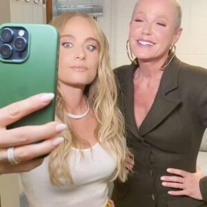 Xuxa Instagram - Mais um mês começando... que seja tão bom (e divertido) qto foi o q passou.. bom fds pra vcs 💋❌❤ #julydump