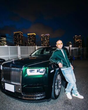 YZERR Instagram - First car🏎️💨

1台目はRolls-RoyceのPhantom
色はDark Emeraldにした🐍
RRとICEBOXのChainと合わせて1億-Over💎💎

音楽をやってなかった10代の頃日本でも若くしてダイヤのチェーンをぶら下げてロールスロイスに乗り込むラッパーを見てみたかった。
まさか自分がそうなるとは想像もしてなかったな😂
ラップだけでも大金を稼げるって事をこれからも証明していくよ🎤

📸 @cherrychillwill