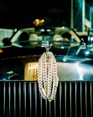 YZERR Instagram - First car🏎️💨

1台目はRolls-RoyceのPhantom
色はDark Emeraldにした🐍
RRとICEBOXのChainと合わせて1億-Over💎💎

音楽をやってなかった10代の頃日本でも若くしてダイヤのチェーンをぶら下げてロールスロイスに乗り込むラッパーを見てみたかった。
まさか自分がそうなるとは想像もしてなかったな😂
ラップだけでも大金を稼げるって事をこれからも証明していくよ🎤

📸 @cherrychillwill