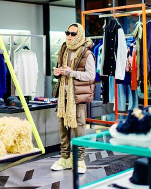 YZERR Instagram - 昔も今も変わらずNUBIANに入る前はワクワクする😎

変わったのは買い物する時に値段を見なくなったくらい💸💸

@farfetchjapan
#farfetchmusictour
#farfetchjapan