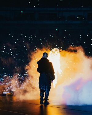 YZERR Instagram - BAD HOP The Final at TOKYO DOME

まさか自分達がラップを始めた時にインディーズで5万人のチケットを完売させる日が来るとは思っていなかった。

夜な夜な無邪気に描いた未来地図がこんなにもたくさんの人を魅了していたなんて、今考えてみても信じられない。

メンバー皆んなで何度も壁を超えてきた。

ヒット曲の量産、複雑なマネージメント、ヴィジョンの共有、意識の向上、シーンの発展、ビジネスの成立、ストリートのリスク、リーダーとの交渉、資金調達と投資、プライベートの外交、スケジュールと体調管理。

どれか一つでも欠けていて大きなミスをしていたらここまで辿り着けていなかったと思う。

日本特有の音楽シーンに合わせながらもしっかりカルチャーとして浸透させないといけない活動初期の難しさ。振り返れば今までずっとこの繰り返しだったと思う。

ここらへんに関しては詳しくまた別の機会に話せればと思う。

自分は果たしてこれからどこに向かうのか？もしかしたら失望する人もいるかもしれないけど道は明確に見えている。

これまでの10年とこれから先の10年。

こんな自分達を応援してくれて皆んなありがとう。

自分達だけではなく皆んなにとっても素晴らしい未来が訪れますように。