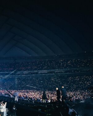 YZERR Instagram - BAD HOP The Final at TOKYO DOME

まさか自分達がラップを始めた時にインディーズで5万人のチケットを完売させる日が来るとは思っていなかった。

夜な夜な無邪気に描いた未来地図がこんなにもたくさんの人を魅了していたなんて、今考えてみても信じられない。

メンバー皆んなで何度も壁を超えてきた。

ヒット曲の量産、複雑なマネージメント、ヴィジョンの共有、意識の向上、シーンの発展、ビジネスの成立、ストリートのリスク、リーダーとの交渉、資金調達と投資、プライベートの外交、スケジュールと体調管理。

どれか一つでも欠けていて大きなミスをしていたらここまで辿り着けていなかったと思う。

日本特有の音楽シーンに合わせながらもしっかりカルチャーとして浸透させないといけない活動初期の難しさ。振り返れば今までずっとこの繰り返しだったと思う。

ここらへんに関しては詳しくまた別の機会に話せればと思う。

自分は果たしてこれからどこに向かうのか？もしかしたら失望する人もいるかもしれないけど道は明確に見えている。

これまでの10年とこれから先の10年。

こんな自分達を応援してくれて皆んなありがとう。

自分達だけではなく皆んなにとっても素晴らしい未来が訪れますように。
