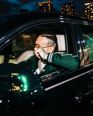 YZERR Instagram - First car🏎️💨

1台目はRolls-RoyceのPhantom
色はDark Emeraldにした🐍
RRとICEBOXのChainと合わせて1億-Over💎💎

音楽をやってなかった10代の頃日本でも若くしてダイヤのチェーンをぶら下げてロールスロイスに乗り込むラッパーを見てみたかった。
まさか自分がそうなるとは想像もしてなかったな😂
ラップだけでも大金を稼げるって事をこれからも証明していくよ🎤

📸 @cherrychillwill