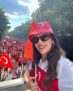 Yağmur Tanrisevsin Instagram - Hem çok mutlu çok gururlu hem de çok hızlı geçen son birkaç ay bana hayatım boyunca unutmayacağım güzellikler yaşattı. Sayısız an ve anı biriktirdim. Ülke olarak bir olduk, birlik olduk, Bizim Çocuklar için tek yürek olduk. Bizlere yaşattıkları bu ortak heyecan, gurur, mutluluk ve son düdüğe kadar verdikleri mücadele için bütün takıma ve teknik ekibe çok teşekkür ederim. Dünyanın dört bir yanında gelen taraftarlarımızla Almanya sokaklarını Türkiye’ye çevirdik. Her zaman söylediğim gibi biz çok güzel bir aileyiz❤️ Bundan sonra da Bizim Çocuklar için Milli Takımımız için tek yürek olmaya devam edeceğiz🇹🇷 @millitakimlar