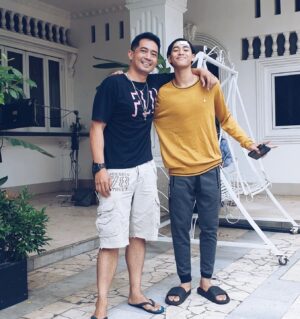 Yama Carlos Instagram - ACUUUNN...dah gede sekarang yaaa.
Mana nih suaranya penonton setia KURAIH BINTANG
🔥🔥🔥
@noel_londok 
@edward8chandra 
@kuraihbintang_official 
#yamacarlos #babamarco #airnations #actor #kuraihbintang #mnctv #mncpictures #sinetron #bulutangkis #pujituhan