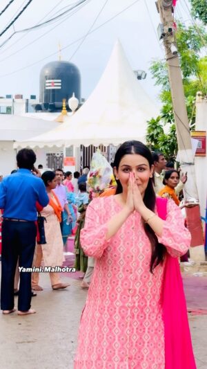 Yamini Malhotra Instagram - Itni khush hu main 😃 We are finally 1 Million family 💯❤️ 🧿
Shukrana meri taraf se 🙏🏼 Thank you Shivji ❤️🙏🏼 Thank you Guru ji 🕉️🙏🏼 Thank you Mom Dad n Dadi 🥰  Thank you each one of you who showered your love and support to me 🤗 I love You 🫶 
.
#1million #1m #1millionfollowers #jaimahakal #omnamahshivaya #bademandir #bademandir🕉 #jaiguruji #guruji #gurujikaashram #harharmahadev #harharmahadevॐ