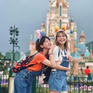 Yan-Pei Su Instagram - 幸好我們第一次出國旅行（ #香港）
沒有吵架😜
可以相親相愛一輩子了💕

謝謝妳們的陪伴
也讓我在那天的餐廳裡
有望出去整片的維多利亞港夜景相伴
過了一個開心又浪漫的生日大餐🎂
愛妳們🩵
林柏妤

2024 #生日快樂 #永遠相親相愛 #彼此陪伴
#迪士尼 #小飛象 #呆寶