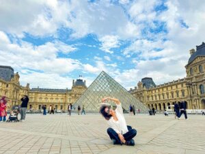 Yan-Pei Su Instagram - 我正在巴黎。🇫🇷
果然浪漫 只是不知情的幻想。

#法國 #巴黎 #自由旅行
#羅浮宮 #louvre #paris #france