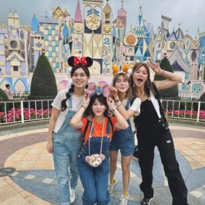 Yan-Pei Su Instagram - 幸好我們第一次出國旅行（ #香港）
沒有吵架😜
可以相親相愛一輩子了💕

謝謝妳們的陪伴
也讓我在那天的餐廳裡
有望出去整片的維多利亞港夜景相伴
過了一個開心又浪漫的生日大餐🎂
愛妳們🩵
林柏妤

2024 #生日快樂 #永遠相親相愛 #彼此陪伴
#迪士尼 #小飛象 #呆寶