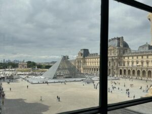 Yan-Pei Su Instagram - 我正在巴黎。🇫🇷
果然浪漫 只是不知情的幻想。

#法國 #巴黎 #自由旅行
#羅浮宮 #louvre #paris #france
