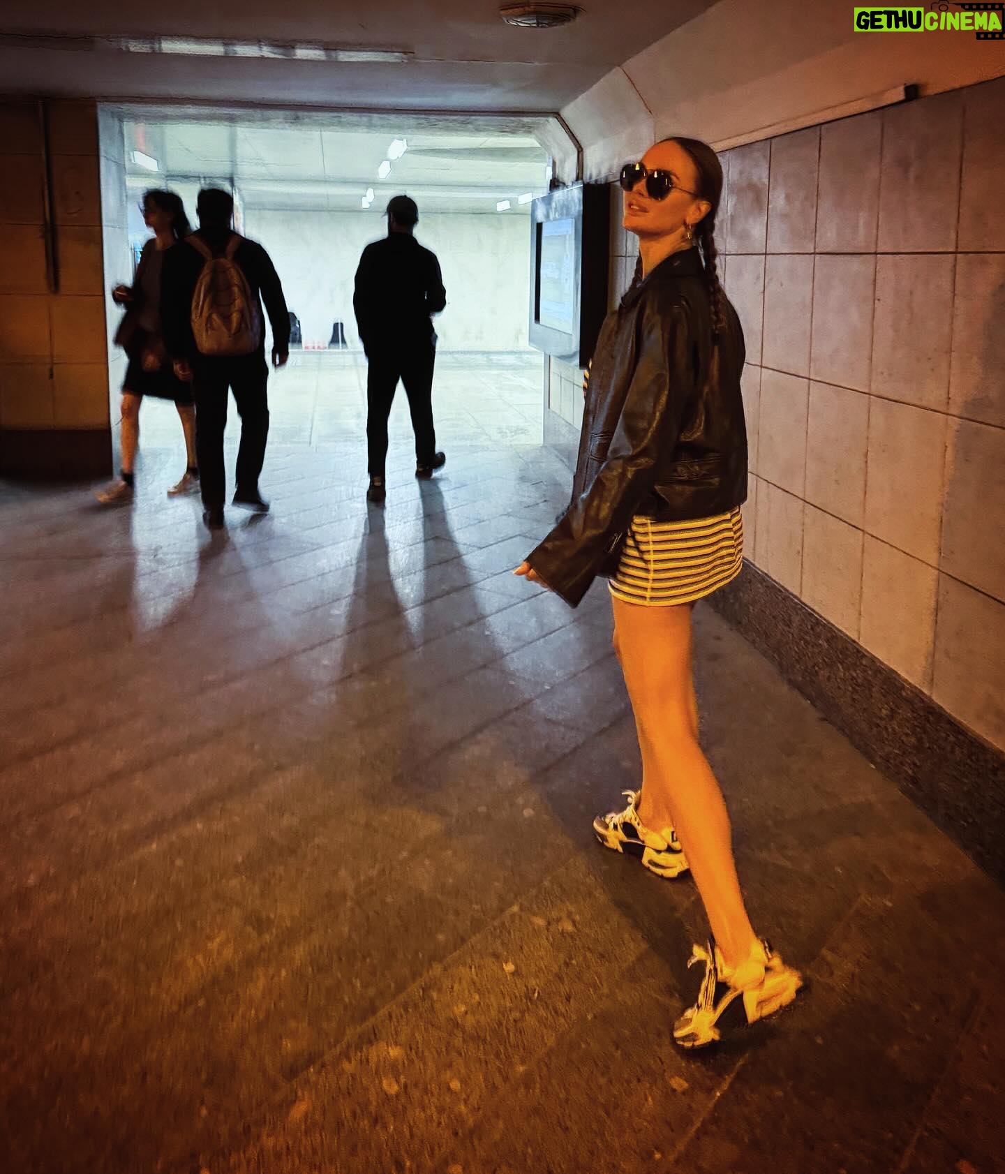 Yana Koshkina - 29.8K Likes - Меня бесконечно фотографирует муж…🤦🏻♀️😂
И самое интересное, что его любимые фотографии, где я «косая», «кривая», «толстая», «странная»… такими фото у него забит весь телефон. Делюсь с вами более менее приличными из вчерашнего дня)