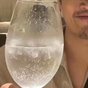 Yang Chang Instagram - 那天拍完海邊的素材跑去吃Nabiya
腳上都是沙的用餐體驗也是讚🤩
老闆是韓國人好熱情❤️‍🔥
雪碧裝在玻璃杯裡面瞬間變高級～
但是穿拖鞋去吃飯的我也是高級不起來😇😇 𓆉