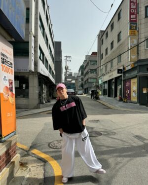 Yang Da-il Instagram - 봄과 여름 사이에 그.. 약간 애매해서 긴 팔 한 장 정도 입는 날씨 정도에
아침엔 비가 살짝 온 다음 ,
낮에 땅에서 올라오는 표현하기 힘든 기분 좋은 냄새까지 
1년 중 내가 제일 좋아하는 날들