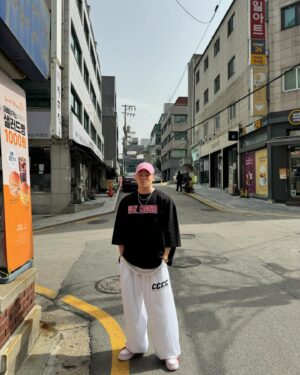Yang Da-il Instagram - 봄과 여름 사이에 그.. 약간 애매해서 긴 팔 한 장 정도 입는 날씨 정도에
아침엔 비가 살짝 온 다음 ,
낮에 땅에서 올라오는 표현하기 힘든 기분 좋은 냄새까지 
1년 중 내가 제일 좋아하는 날들