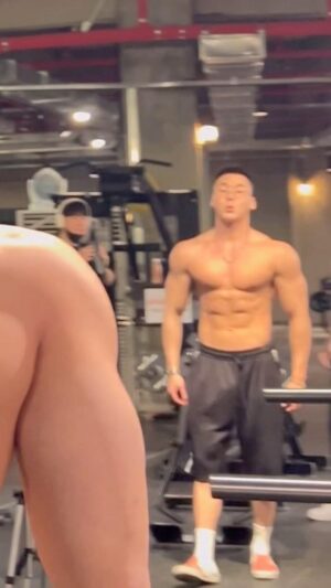 Yang Da-il Instagram - 포항에 있는 이 곳 거울은 마법의 거울 
어떻게 찍어도 몸이 커보임
내가 가 본 헬스장 중 최고의 조명 거울 세팅
투박하지만 가장 원초적인 세팅
