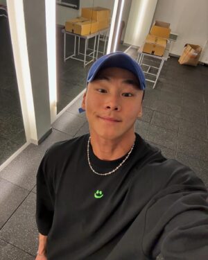 Yang Da-il Instagram - 자 친구들이 정말 디엠으로 매일 같이 물어보던 내 티랑 바지 
치카노 T & pants
지금 3시 hookwhatthe.com 
프로필 링크 하단에서 발매 했어요
모두 빨리 고고!!