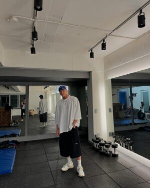 Yang Da-il Instagram - 자 친구들이 정말 디엠으로 매일 같이 물어보던 내 티랑 바지 
치카노 T & pants
지금 3시 hookwhatthe.com 
프로필 링크 하단에서 발매 했어요
모두 빨리 고고!!