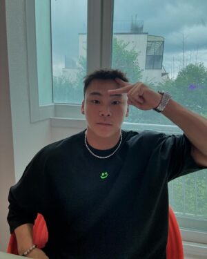 Yang Da-il Instagram - 자 친구들이 정말 디엠으로 매일 같이 물어보던 내 티랑 바지 
치카노 T & pants
지금 3시 hookwhatthe.com 
프로필 링크 하단에서 발매 했어요
모두 빨리 고고!!