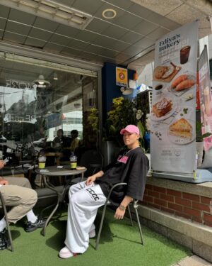 Yang Da-il Instagram - 봄과 여름 사이에 그.. 약간 애매해서 긴 팔 한 장 정도 입는 날씨 정도에
아침엔 비가 살짝 온 다음 ,
낮에 땅에서 올라오는 표현하기 힘든 기분 좋은 냄새까지 
1년 중 내가 제일 좋아하는 날들