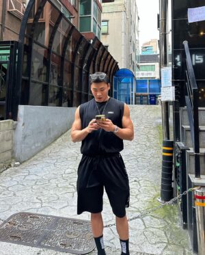 Yang Da-il Instagram - 어… 참 이게 직업이 되고 그에 따른 부담이 생기다보니 , 갈수록 즐기지를 못하고 매순간이 쫒기는 것 같고 그러다 떠밀려 내려가듯이 발매를 해왔어요. 
그래서 더욱 더 쉴 수 있고 즐길 수 있는 곳을 찾다보니 운동을 놓을 수 없게 된 것 같기도 합니다만… (오히려개이득) 
아무튼 이번 싱글은 , 작업을 하면서도 하고 나서도 너무 발매가 하고 싶어서 
하루 하루를 기다렸던게 1집 정규 앨범 이후로 처음인 것 같아요.
꺼져있던 불씨가 다시금 타오르게 된 계기가 된 것 같달까..? 
매번 불안한 삶에 어떤 음악을 발매해도 그저 잘되어야 내가 산다 라는 기분이었었는데 , 
이번에 처음으로 이게 잘되야 내가 잘된다라는 감정이 아닌 , 
그냥 저랑 상관없이 이 곡이 , 얘가 그냥 잘되었으면 좋겠다라는 감정이 너무 듭니다. 
그래서 어떤 반응이어도 후회는 없습니다 , 
제가 정말 아끼고 사랑하는 곡입니다. 
많이 들어주세요
양다일 - 미워하며 사랑하는 일 
발매