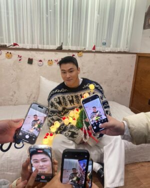 Yang Da-il Instagram - 스탭 친구들 덕분에 오랜만에 연예인 된 기분^^
근데 밑에서 확대하고 있던 애 누구였냐

그리고 어김없이 돌아오는 마이프로틴 12월 마프대란🫠 

제 인스타 프로필 아래에 있는 링크 통해 들어가서 구매하시면 최대할인율로 구매하실 수 있습니다🫠

❄️12/12 마프대란 타임세일
✔️이벤트 기간: 12월 11일 월요일 20:00 – 12월 12일 화요일 23:59
✔️이벤트 내용
최대 80% OFF 타임세일 특가   할인코드 ‘DAIL입력시 45% 추가할인
마이프로틴 추천제품 구매시 최종 결제 금액의 5% 추가 할인
구매 금액대별 사은품 최대 3개 증정
 
클리어웨이 요거트 맛 사서 두 스쿱에 얼음이랑 물넣고 블루베리 왕창 넣고 꿀타먹으면 개꿀맛