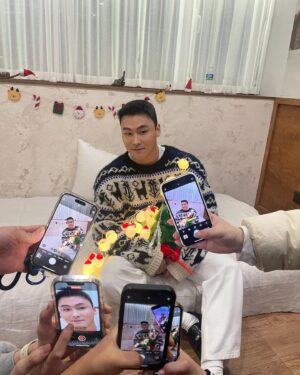 Yang Da-il Instagram - 스탭 친구들 덕분에 오랜만에 연예인 된 기분^^
근데 밑에서 확대하고 있던 애 누구였냐

그리고 어김없이 돌아오는 마이프로틴 12월 마프대란🫠 

제 인스타 프로필 아래에 있는 링크 통해 들어가서 구매하시면 최대할인율로 구매하실 수 있습니다🫠

❄️12/12 마프대란 타임세일
✔️이벤트 기간: 12월 11일 월요일 20:00 – 12월 12일 화요일 23:59
✔️이벤트 내용
최대 80% OFF 타임세일 특가   할인코드 ‘DAIL입력시 45% 추가할인
마이프로틴 추천제품 구매시 최종 결제 금액의 5% 추가 할인
구매 금액대별 사은품 최대 3개 증정
 
클리어웨이 요거트 맛 사서 두 스쿱에 얼음이랑 물넣고 블루베리 왕창 넣고 꿀타먹으면 개꿀맛