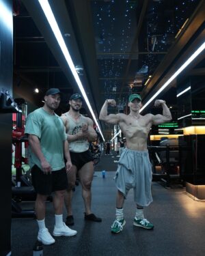 Yang Da-il Instagram - 2024 MR.OLYMPIA 맨즈피지크 세계 챔피언 @ryanjterry 랑 동아시아 한국 가수가 같이 운동한 어이없는 사연…

챔피언이 내 유튜브 출연한 더 얼탱이없는 사연…. 
(Thanks to @myproteinkr )💚 같이 출연해준 민수야 거마웡

그 세계챔피언 앞에서 베큠잡고 까불고 잇는 어느 한국 가수의 사연…
(얼마나 귀여워보엿을까)

지금 이걸 쓰고 올리고 잇는 와중에도 이 현실이 어이없네ㅋㅋ
그 와중에 오늘 많은 걸 배웠습니다 ,
처음부터 끝까지 싫은 티 하나도 안내고 너무 겸손하고 해달라는거 웃으면서 다해주는 라이언테리를 보면서… @onerm_kr 을 입혔습니다.. 
아잉 잘 어울려 
영국가서 버리지마 라이언… 잘어울리니까..