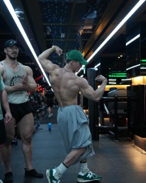 Yang Da-il Instagram - 2024 MR.OLYMPIA 맨즈피지크 세계 챔피언 @ryanjterry 랑 동아시아 한국 가수가 같이 운동한 어이없는 사연…

챔피언이 내 유튜브 출연한 더 얼탱이없는 사연…. 
(Thanks to @myproteinkr )💚 같이 출연해준 민수야 거마웡

그 세계챔피언 앞에서 베큠잡고 까불고 잇는 어느 한국 가수의 사연…
(얼마나 귀여워보엿을까)

지금 이걸 쓰고 올리고 잇는 와중에도 이 현실이 어이없네ㅋㅋ
그 와중에 오늘 많은 걸 배웠습니다 ,
처음부터 끝까지 싫은 티 하나도 안내고 너무 겸손하고 해달라는거 웃으면서 다해주는 라이언테리를 보면서… @onerm_kr 을 입혔습니다.. 
아잉 잘 어울려 
영국가서 버리지마 라이언… 잘어울리니까..