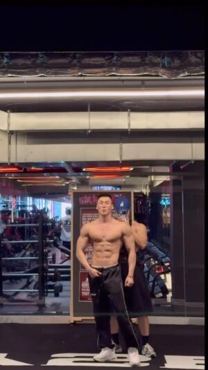Yang Da-il Instagram - 이거저거 촬영할게 많아서 다이어트를 너무 오래했더니 감기걸려도 이게 낫지를 않아서 병원가서 검진 받았는데 폐렴 위궤양 왔다;
아니 먹은게 없는데 위궤양이 왜 옵니까? 아무튼 진단 받자마자 운동 쉬려다가 일단 운동가서 정해야지하고 헬스장갔는데 마침 전에 폐렴 걸렸었다는 @ifbbpro_thanos 한테 물어봤더니 자긴 진단받고 나오자마자 담배피고 운동갔다길래 속으로 미친넘.. 외치고 들어가서 운동함

아 앞에 나오는 운동복들은 @onerm_kr