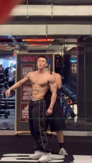 Yang Da-il Instagram - 얼마전에 잠백이 기흔이란 친구랑 빈사상태 직전까지 술을 마셧는데 
도중에 장난으로 ‘기흔아 나 진지하게 대회나가면 1등 가능하냐?’라고 물었는데
진짜 세상 비웃는 표정으로 
’형.. 보디빌딩이 장난이에요? 절대.. 죽어도 못해요‘ 라고 하면서
3년은 더 하고 나가랫다… 그러더니 ’근데 형 종목 뭐 뛰시려구요‘ 라고 묻길래 
야 난 클래식피지크지~ 라고 허벅지 보여주면서 까불었는데 진짜 0.1초도 안보고 나한테 
’에이 형~ 스빠~스 머델‘ 이라 그랬다..
애초에 나갈 맘도 없던 대횐데 괜히 장난 한 번 쳤다가 
결론은 상처만 남은 자리였당 하하하하하…..