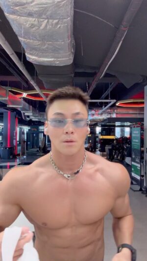 Yang Da-il Instagram - 아침에 일어나자마자 훅온다일 한 포 후 모닝유산소 
집에와서 밥먹고 좀 쉬다가 헬스장 와서 훅온다일 두 포 후 운동 시작 
전 거의 이렇게 하루 세 포씩 먹슴다
운동 끝나고 녹음 가야됌 녹음 전에는 먹으면 안됌
텐션 올라서 녹음 못함 
@hookwhatthe💚 
#훅온다일