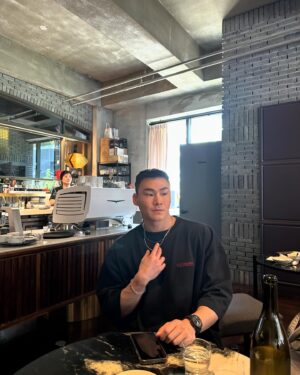 Yang Da-il Instagram - 어제 짬뽕에 와규버거 그리고 크림치즈 초코 케이크(대형)에 설탕 범벅 꽈배기 설탕 범벅 팥도넛까지 하루종일 세상 음식 먹고 잣더니 
아침에 일어나 거울 앞에 띵띵 부어버린 내 얼굴
아 인생이 이렇게 행복한 거구나 오늘까지만 먹어야지 , 그리고 주말 내내 고구마 먹어야겟다… 생각하는 순간 동시에 근데 내가 왜 이렇게 괴롭게 살아야하는거지라는 생각이 바로 드는 것 보니 
역시 그냥 식단만 쭉 먹는게 아무 생각 안 들고 좋은 것 같다
근데 오늘까지만 먹어야지 
눈뜨자마자 또 미친듯 먹었다
여기 맛있당