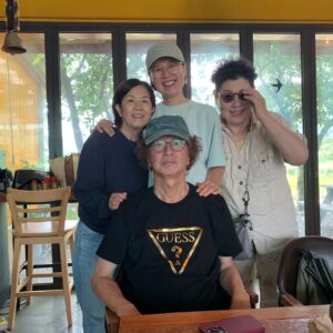 Yang Hee-eun Instagram - 전유성선배 뵈러
인월 #제비카페에 갔었다.
기차시간을 잘못 알아
#박미선은 새벽에 일어나
5시15분에 날 데리러 왔고...
ㅠㅠ 나이듦을 실감한다.
뭘 엉뚱하게 알아 탈이다!!!
요양병원 앞을 지나며 유성형이
"걱정 마~우리 다 저기서
만나게 돼 있어."해서 웃었다.
#제비카페 음식맛이 장난아니다.
쌀국수도 시소들어간 음료도 최고였다.
빨리 체중과 컨디션 회복하시길!
#전유성 #양희은 
#이성미 #박미선