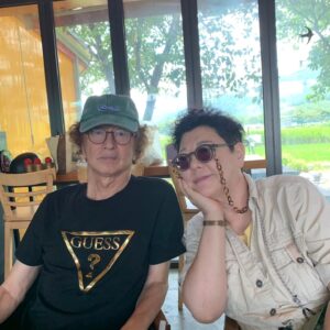 Yang Hee-eun Instagram - 전유성선배 뵈러
인월 #제비카페에 갔었다.
기차시간을 잘못 알아
#박미선은 새벽에 일어나
5시15분에 날 데리러 왔고...
ㅠㅠ 나이듦을 실감한다.
뭘 엉뚱하게 알아 탈이다!!!
요양병원 앞을 지나며 유성형이
"걱정 마~우리 다 저기서
만나게 돼 있어."해서 웃었다.
#제비카페 음식맛이 장난아니다.
쌀국수도 시소들어간 음료도 최고였다.
빨리 체중과 컨디션 회복하시길!
#전유성 #양희은 
#이성미 #박미선
