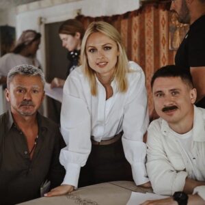 Yanina Studilina Instagram - Сбежать из Английской тюрьмы, прыгнуть с парашютом, построить политическую карьеру в Российской глубинке …много что ждет вас  в новом сезоне! 

С пн 12 августа в 20.00 #БедныйОлигарх на @tnt_online 

📸 @ksusha_isaevaph 

#тнт #премьера #бедныйолигарх #снимаетсякино #закадром