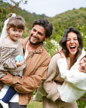 Yanna Lavigne Instagram - Hoje amanheceu e te relatei como fico feliz e encantada com a sua paternidade, a sensação de como tirei a vareta da sorte quando olho pra você exercendo o que é mais lindo, daquilo que amolece o coração, seu paternar é sereno, brincalhão, lúdico e apaixonante.
É isso, um combo de me apaixonar por você todos os dias te assistindo ninar, fazendo rir e cair na ternura e na loucura de estar com você nessa. Feliz dia dos pais, pro meu, para os seus, pra você e para todos!! Amo vocês!! @brunogissoni

📸 @verticalconteudo