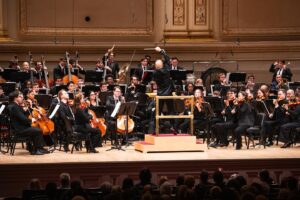 Yannick Nézet-Séguin Instagram - Thursday night’s concert at @carnegiehall was simply amazing, sharing the stage with the National Youth Orchestra All-Stars and @daniiltrifonov. But the magic didn’t end there… Last night, I ran into one of the musicians that performed in the concert. This young violist thanked me for our musical week spent together, saying he especially appreciated the emotional output we all put into Shostakovich Seventh Symphony. He emphasized that it cannot be played without feeling the pain. After hearing this, I can tell you one thing is for certain: classical music is in good hands with the younger generation. To the musicians — thank you all for an unforgettable concert and for your inspiring energy.

Le concert de jeudi soir à @carnegiehall était incroyable, partageant la scène avec les “Étoiles” de l’Orchestre national des jeunes des États-Unis et @daniiltrifonov. Mais la magie ne s’est pas arrêtée là… Hier soir, j’ai croisé par hasard l’un des musiciens qui a joué dans le concert. Ce jeune altiste m’a remercié pour cette semaine musicale passée ensemble, disant qu’il appréciait surtout l’investissement émotionnel que nous avons tous mis dans la Septième de Chostakovitch. Il a souligné qu’on ne peut pas la jouer sans ressentir la douleur. Après avoir entendu cela, je peux vous dire une chose avec certitude : la musique classique est entre de bonnes mains avec la jeune génération. Aux musiciennes et musiciens — merci pour un concert inoubliable et pour votre énergie inspirante.

#CarnegieHall #NYOAllStars #LivePerformance #InspiringMusicians #ClassicalMusicLives