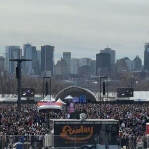 Yannick Nézet-Séguin Instagram - L’éclipse du siècle à Montréal! 🌒 Nous sommes très fiers d’avoir participé à cet évènement historique qui a rassemblé une foule immense au @parcjeandrapeau aujourd’hui. Merci à @espacepourlavie d’avoir invité l’OM et @nezetseguin à jouer pendant les précieuses minutes avant l’éclipse totale et à accompagner la grande Diane Dufresne. Un moment inoubliable! 🌙🤍 Y étiez-vous?