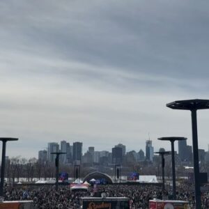 Yannick Nézet-Séguin Instagram - L’éclipse du siècle à Montréal! 🌒 Nous sommes très fiers d’avoir participé à cet évènement historique qui a rassemblé une foule immense au @parcjeandrapeau aujourd’hui. Merci à @espacepourlavie d’avoir invité l’OM et @nezetseguin à jouer pendant les précieuses minutes avant l’éclipse totale et à accompagner la grande Diane Dufresne. Un moment inoubliable! 🌙🤍 Y étiez-vous?