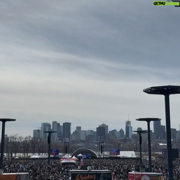 Yannick Nézet-Séguin - 1.9K Likes - L’éclipse du siècle à Montréal! 🌒 Nous sommes très fiers d’avoir participé à cet évènement historique qui a rassemblé une foule immense au @parcjeandrapeau aujourd’hui. Merci à @espacepourlavie d’avoir invité l’OM et @nezetseguin à jouer pendant les précieuses minutes avant l’éclipse totale et à accompagner la grande Diane Dufresne. Un moment inoubliable! 🌙🤍 Y étiez-vous?